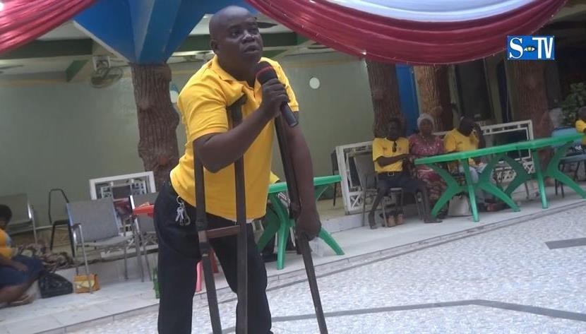 Personne vivant avec handicap soutenue par le CEPVHC prenant la parole lors d’une activité communautaire inclusive à Uvira en République Démocratique du Congo