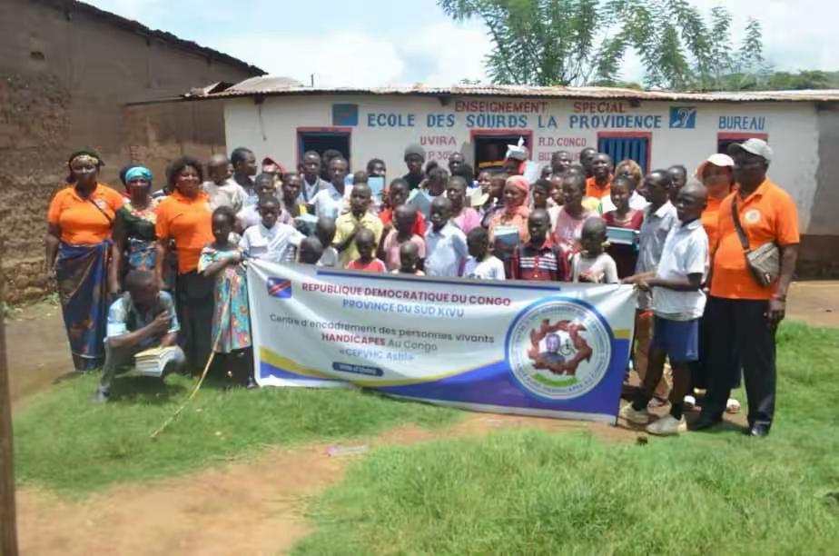 Distribution des kits scolaires aux enfants handicapés auditifs et d&rsquo;autres issus de familles très déminues et la fourniture de bureau de l&rsquo;école primaire la Providence
