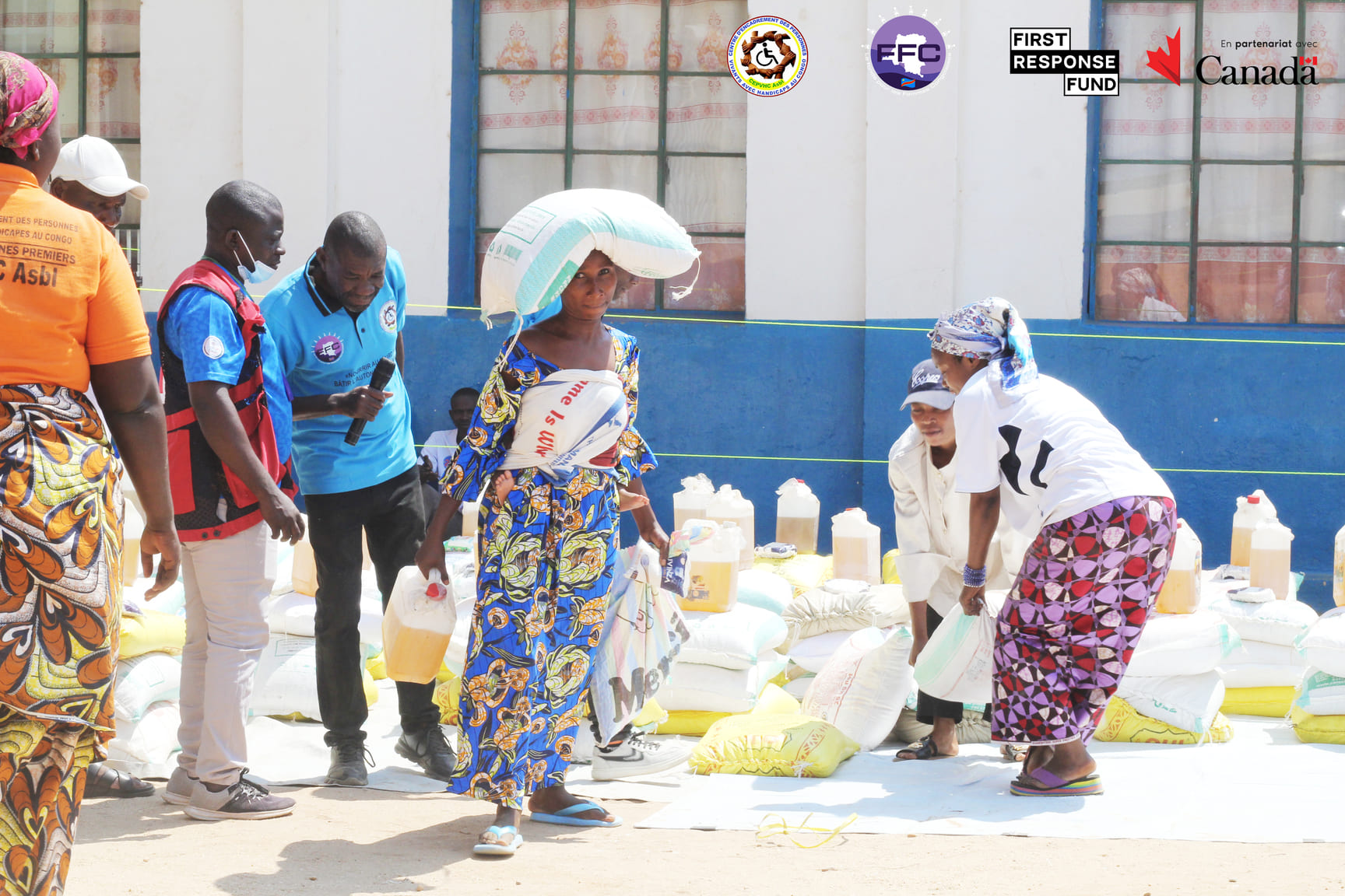 Soutien concret aux ménages : remise de kits alimentaires aux bénéficiaires par les agents du CEPVHC Asbl le 22 juin 2026 à Kavimvira.