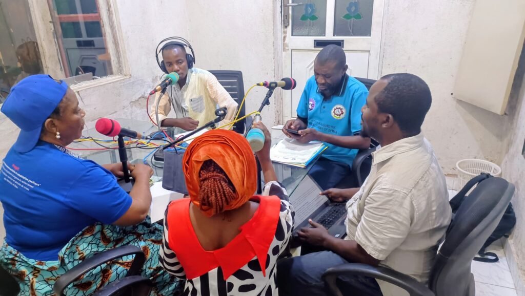 Vue d'ensemble de l'équipe du CEPVH-RDC et des intervenants autour de la table du studio radio à Uvira