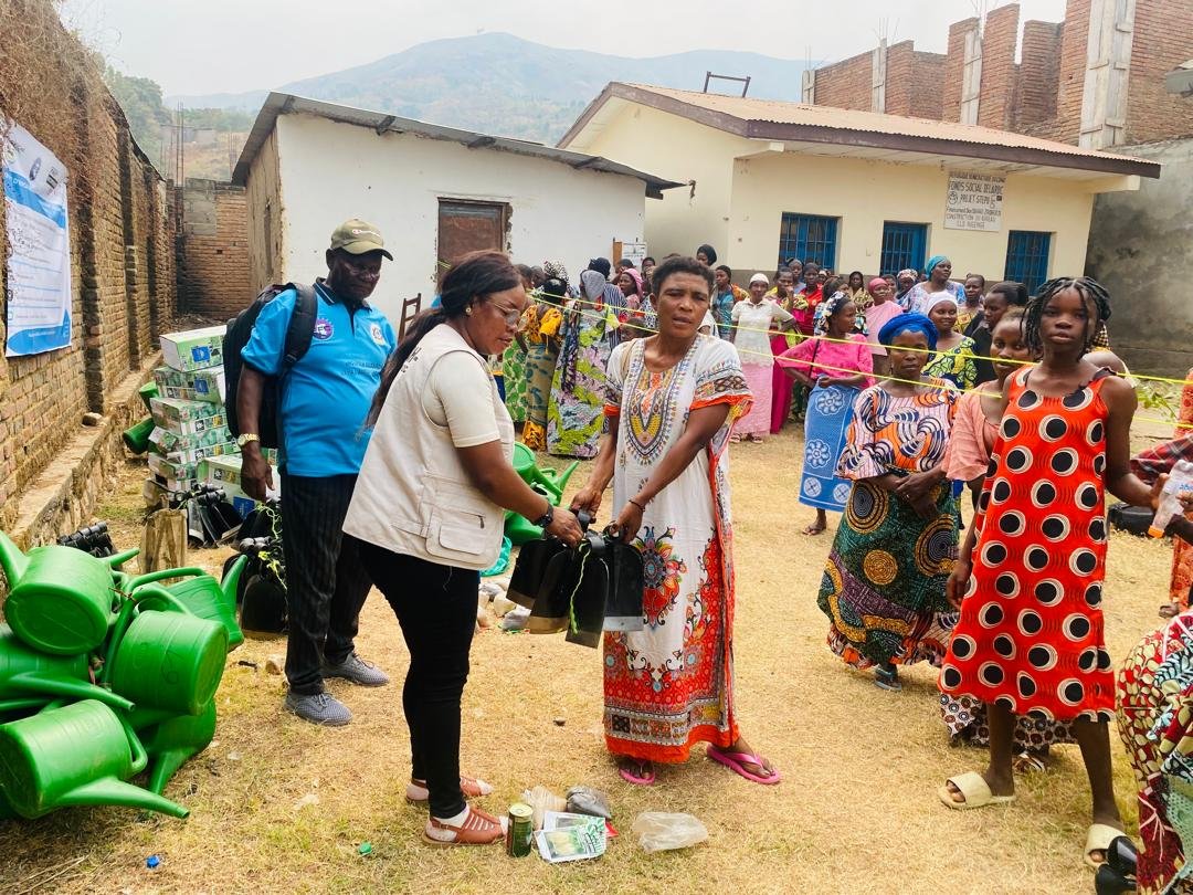 distribution intrants agricoles CEPVHC Uvira (2)