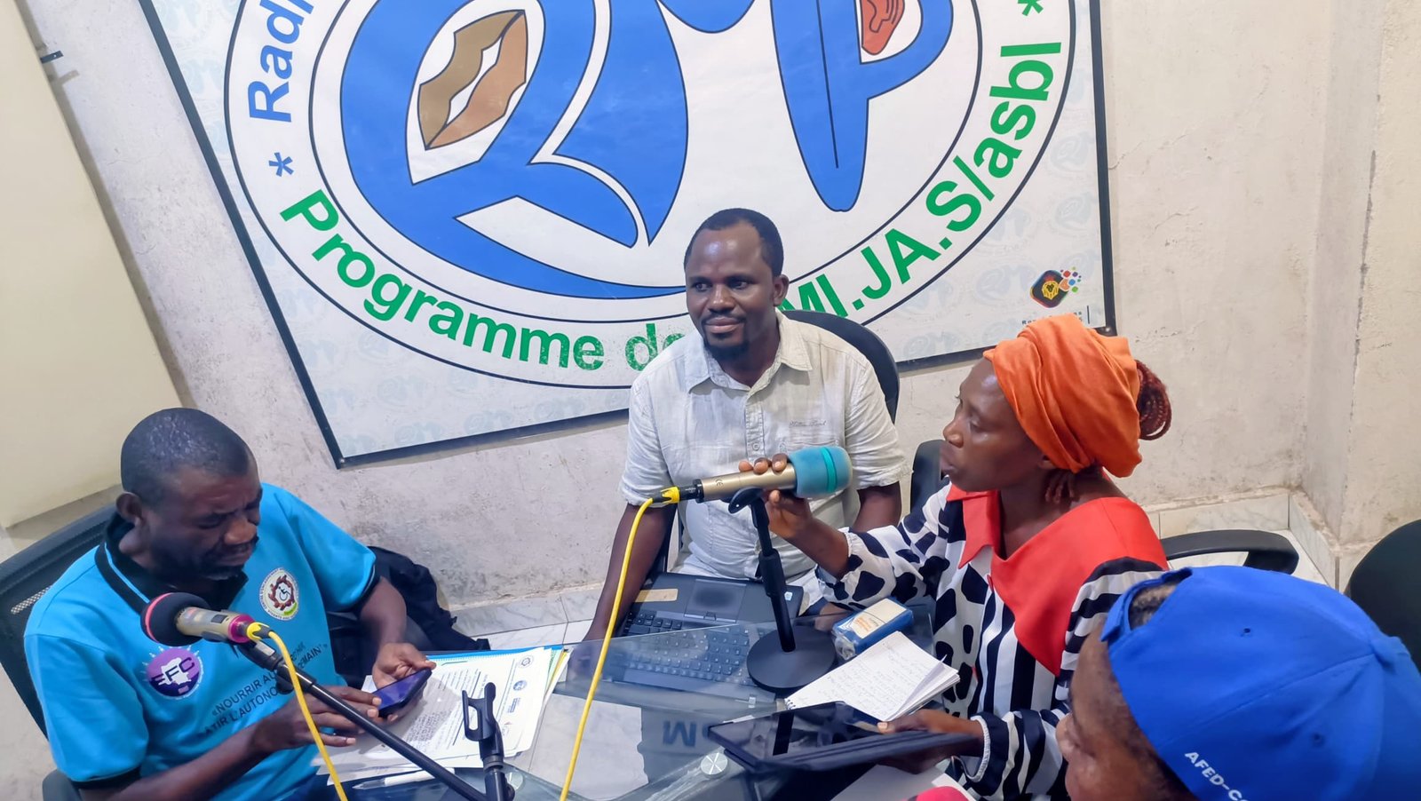 Les spécialistes psychosociaux et acteurs locaux réunis dans les studios de la Radio Le Messager du Peuple.