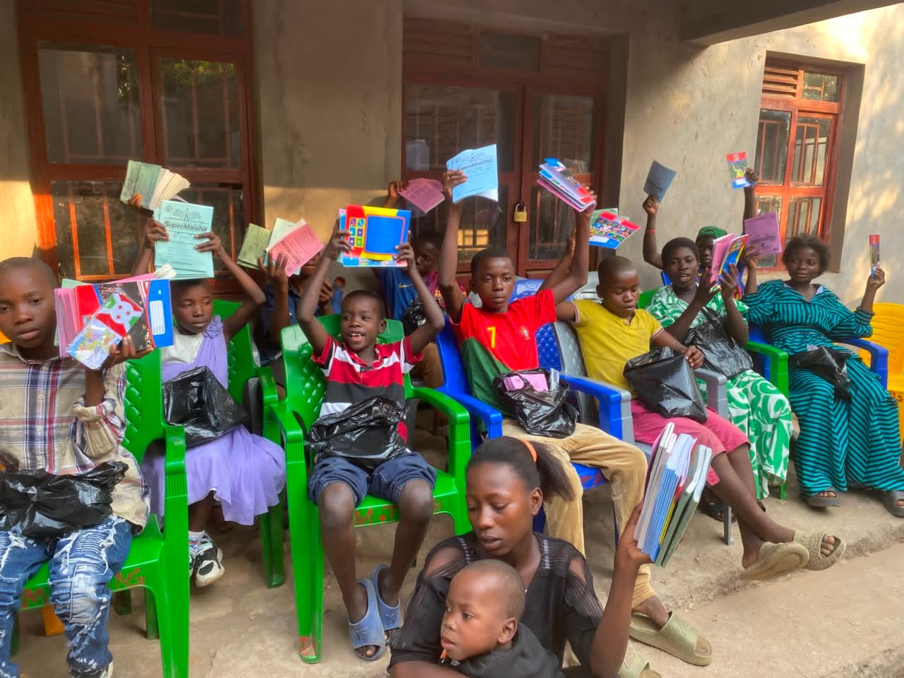 Les enfants bénéficiaires célèbrent la réception de leurs kits scolaires pour la rentrée.