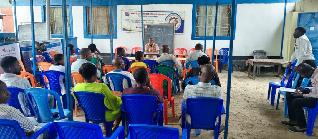 Séance d'échange et de concertation dans la salle de réunion du bureau du CEPVHC à Kimanga, Uvira.