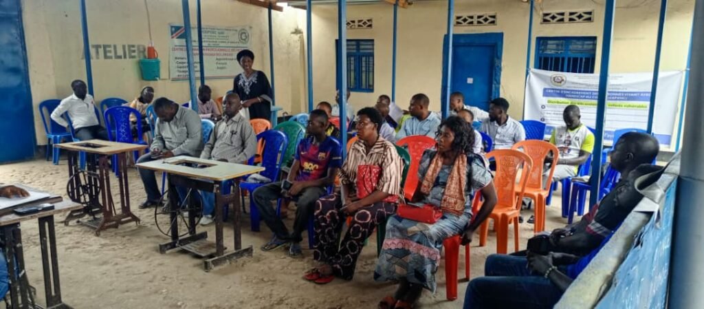 Participants et membres de la Coordination catholique dans l'atelier du CFP Sainte-Élisabeth d'Uvira